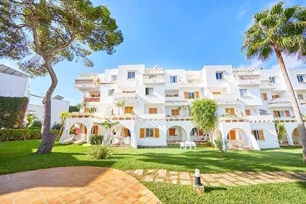 Hôtel Gavimar La Mirada : complexe blanc éclatant, jardins verdoyants et palmiers à Cala d'Or, Îles Baléares.