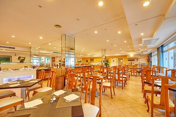 Intérieur spacieux du restaurant de l'hôtel Gavimar La Mirada à Cala d'Or, Majorque.
