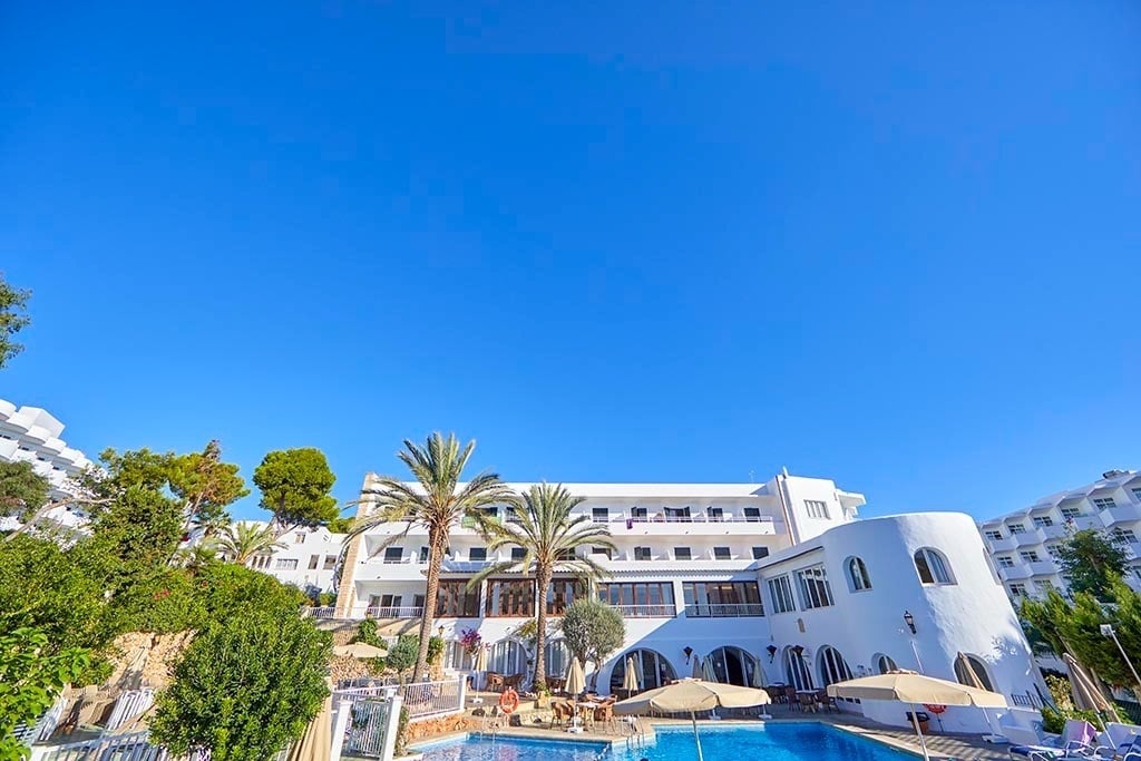 Gavimar Cala Gran Costa del Sur: Hotel en Cala d'Or con piscina y palmeras.