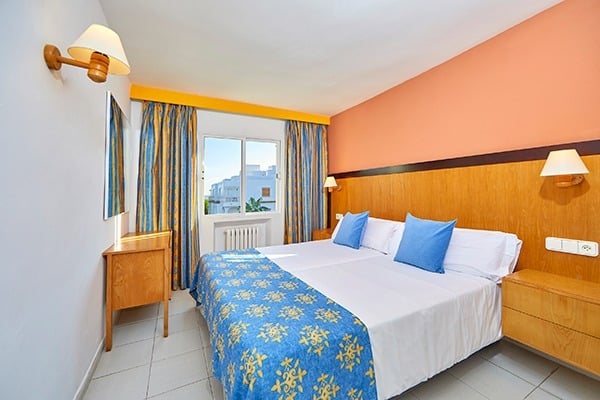 Chambre double avec lits jumeaux et vue sur l'extérieur à Gavimar La Mirada, Cala d'Or.