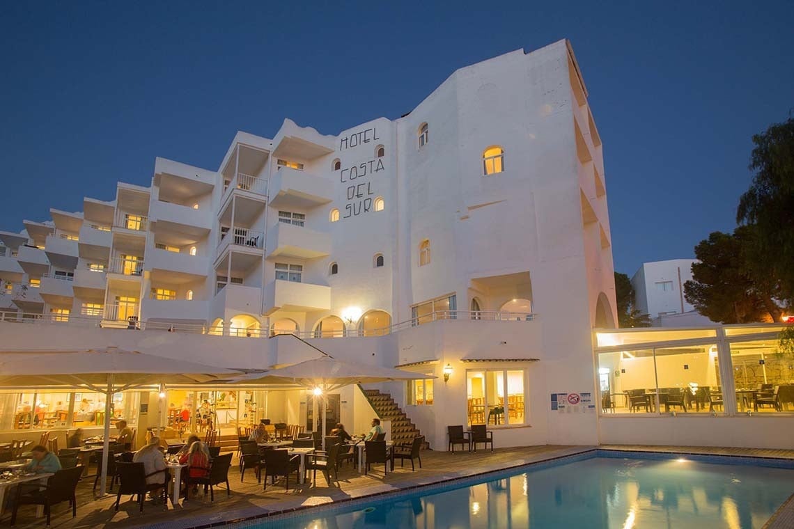 Hotel Gavimar Cala Gran Costa del Sur: Piscina y terraza en Cala d'Or por la noche.