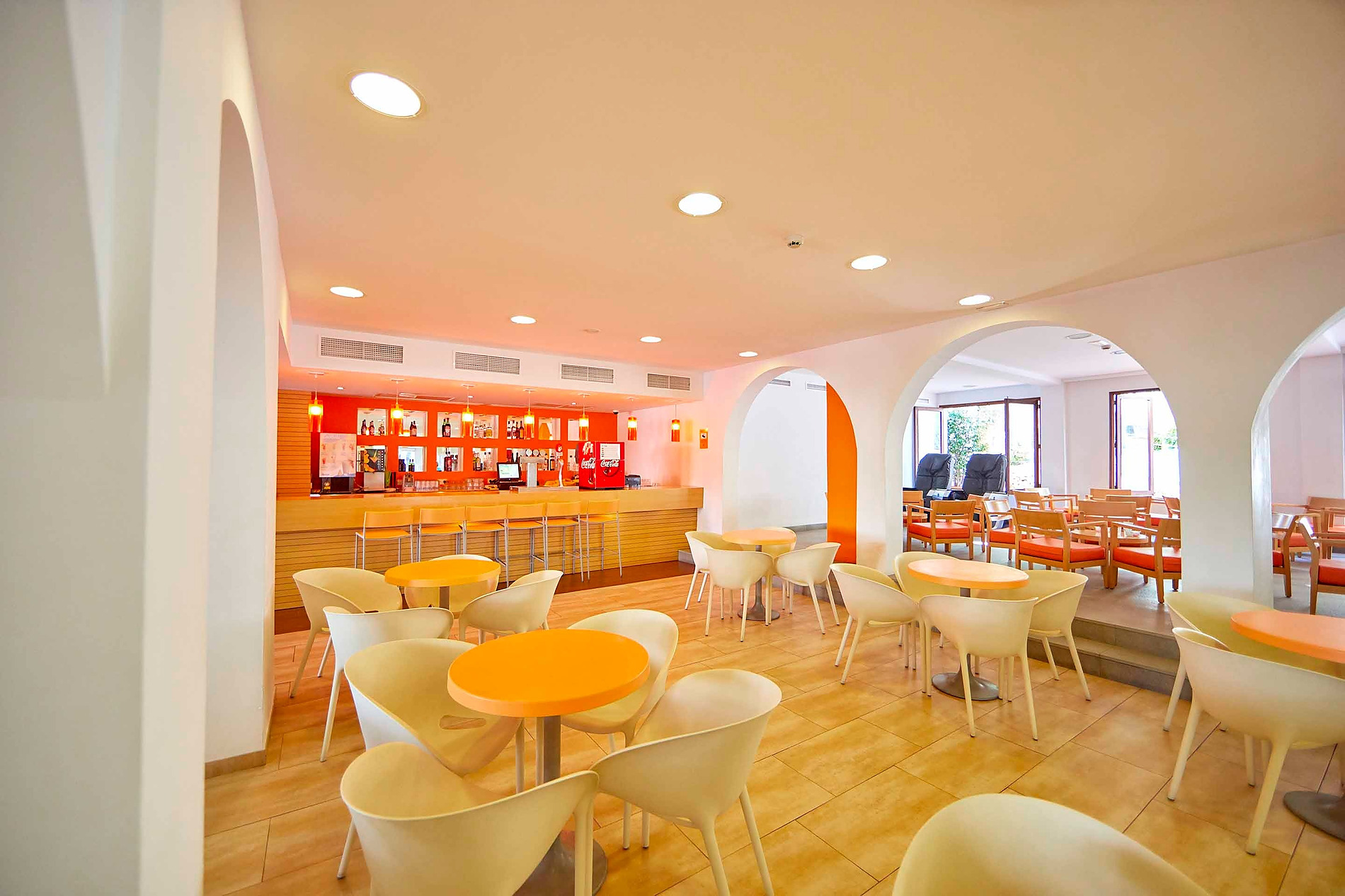 Bar y sala de estar moderna en Gavimar Ariel Chico | Hoteles Gavimar | Cala d'Or, Islas Baleares.