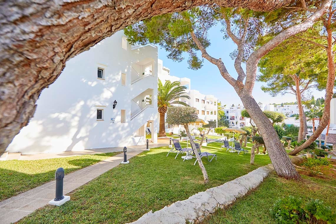 Exterior del hotel Gavimar Cala Gran Costa del Sur con zonas verdes y piscina.