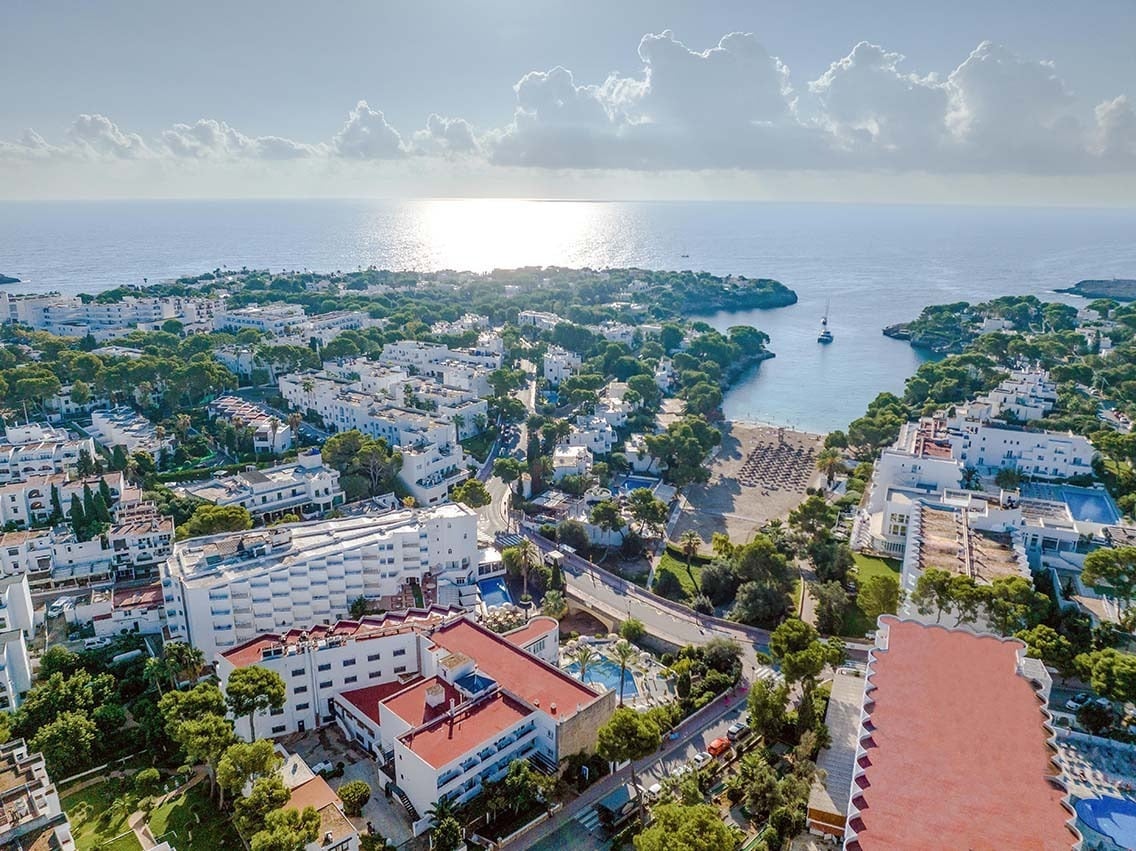 Hotel Gavimar Cala Gran Costa del Sur: vista aérea de Cala d'Or, Mallorca.