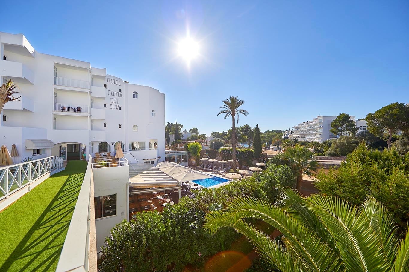 Hotel Gavimar Cala Gran Costa del Sur en Cala d'Or: piscina, palmeras y vistas