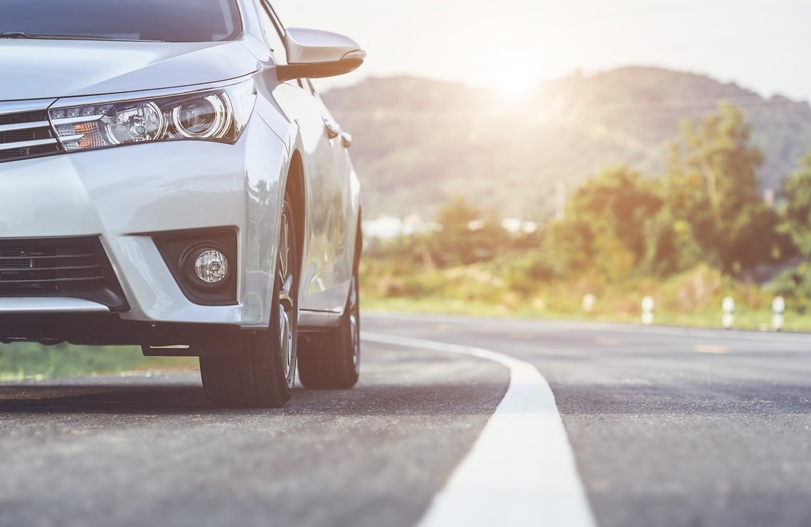 un coche blanco está estacionado en la mitad de la carretera