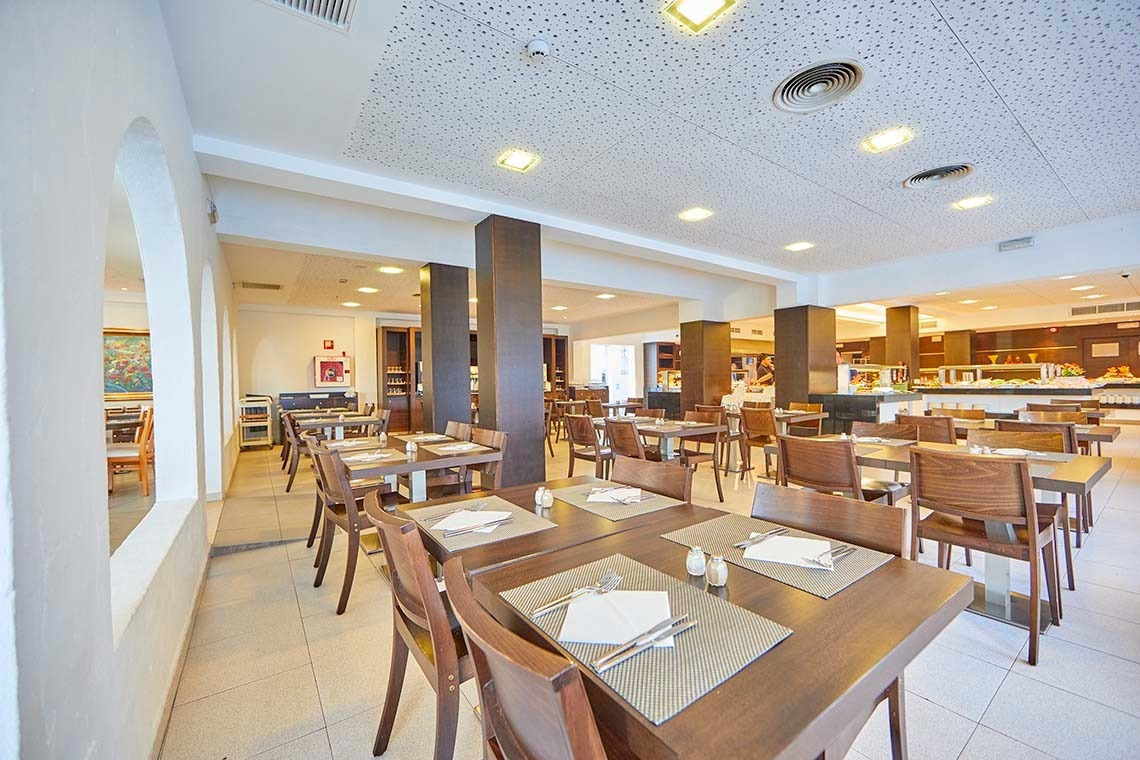 Restaurante moderno y luminoso en Gavimar Ariel Chico, Cala d'Or, Islas Baleares. Mesas listas para disfrutar.