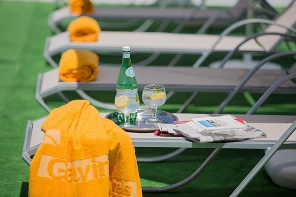 Tapis de soleil et serviette orange personnalisée Gavimar La Mirada à Cala d'Or, Îles Baléares.