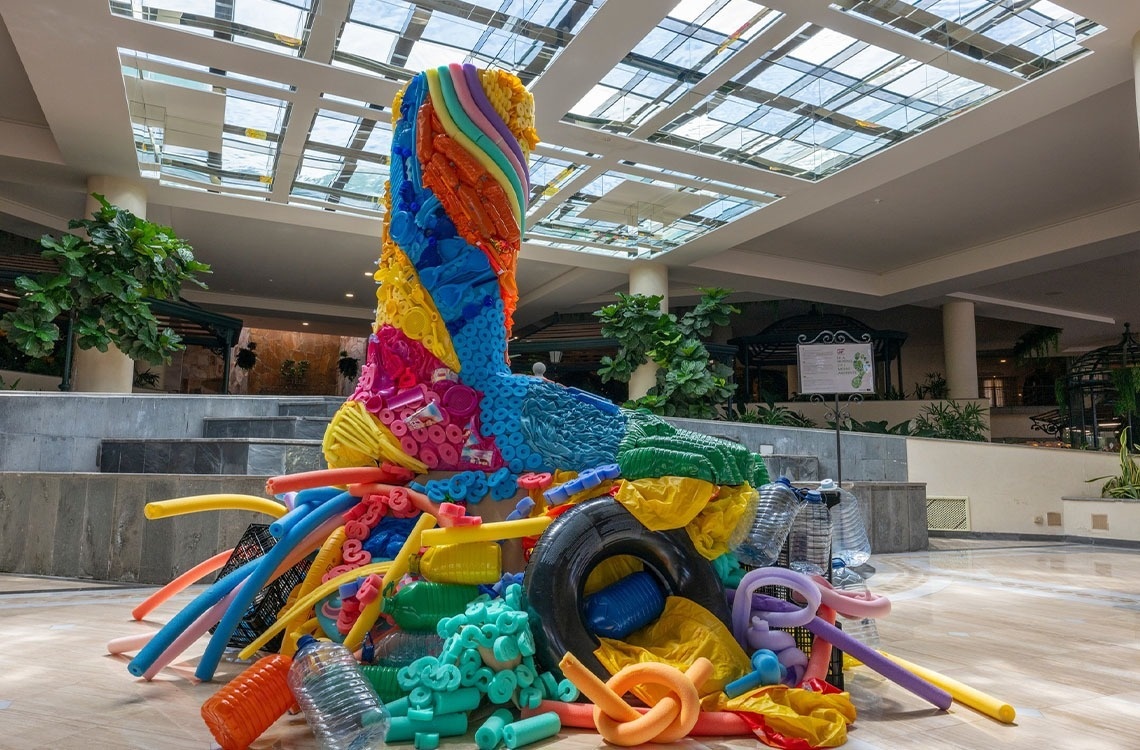 un grupo de personas sostiene cheques que dicen green stay