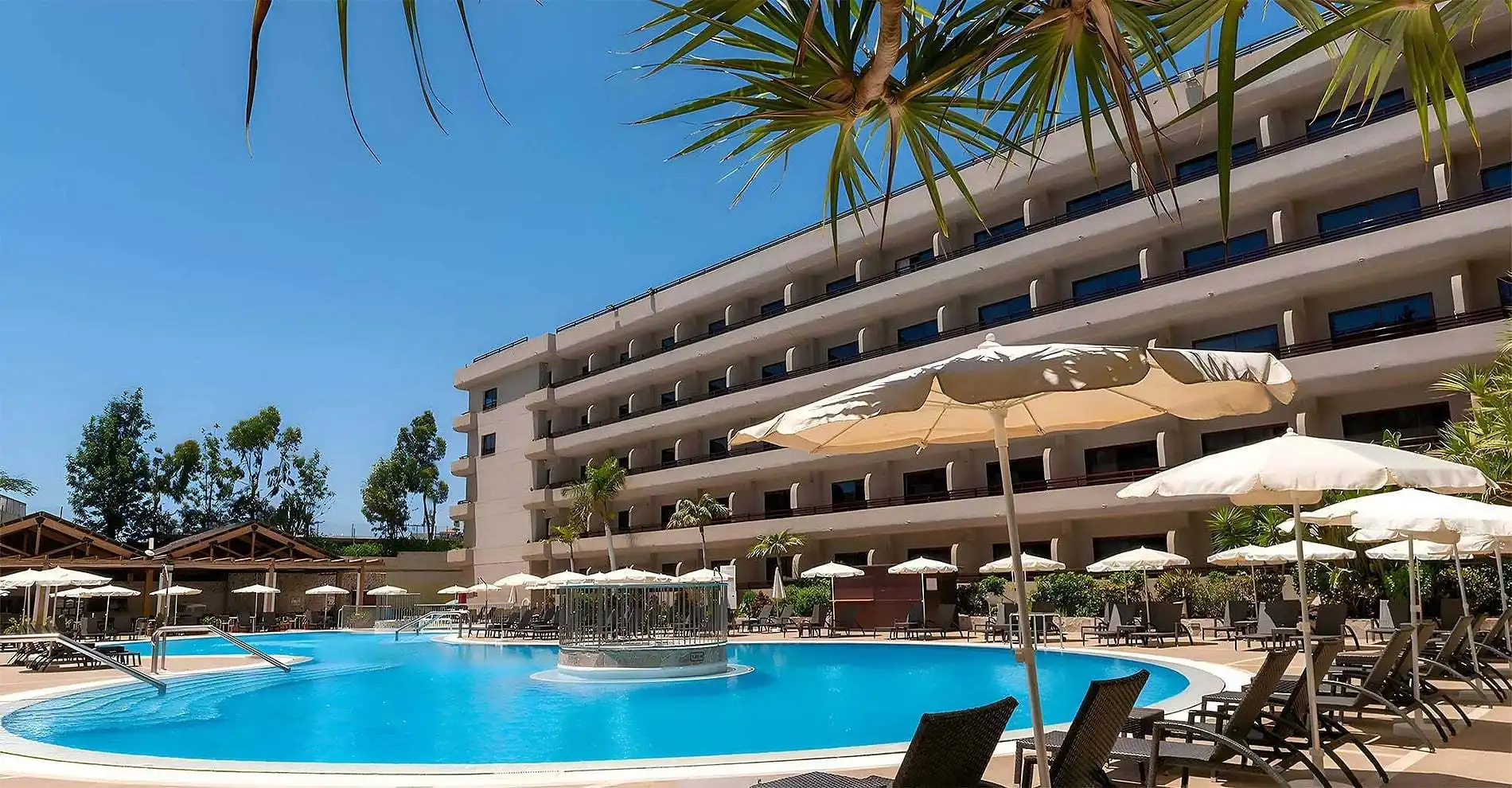 Piscina cristalina en GF Fañabé, hotel 4 estrellas en Costa Adeje. ¡Relájate bajo el sol!