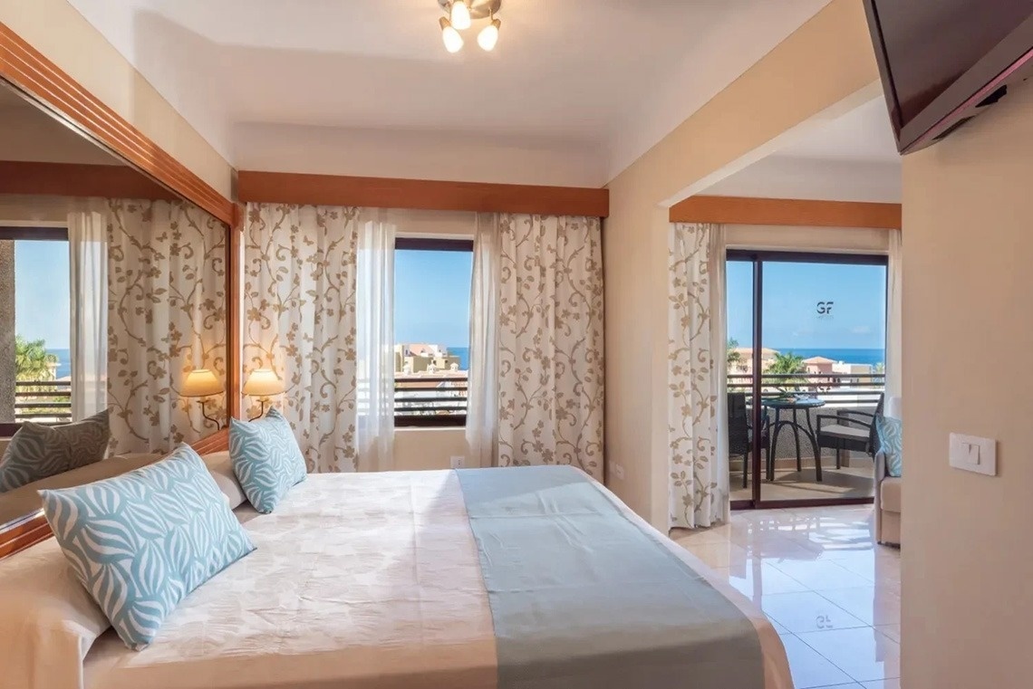 una habitación de hotel con una cama y una televisión