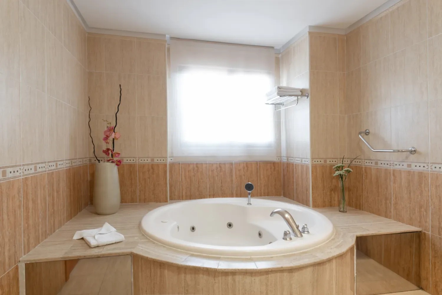 un baño con una bañera redonda y una ventana