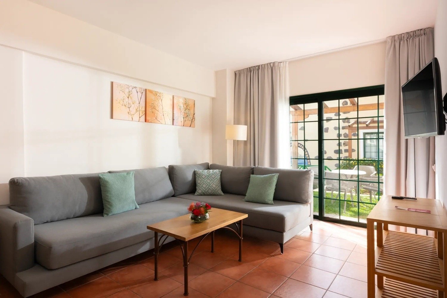 una sala de estar con un sofá y una televisión