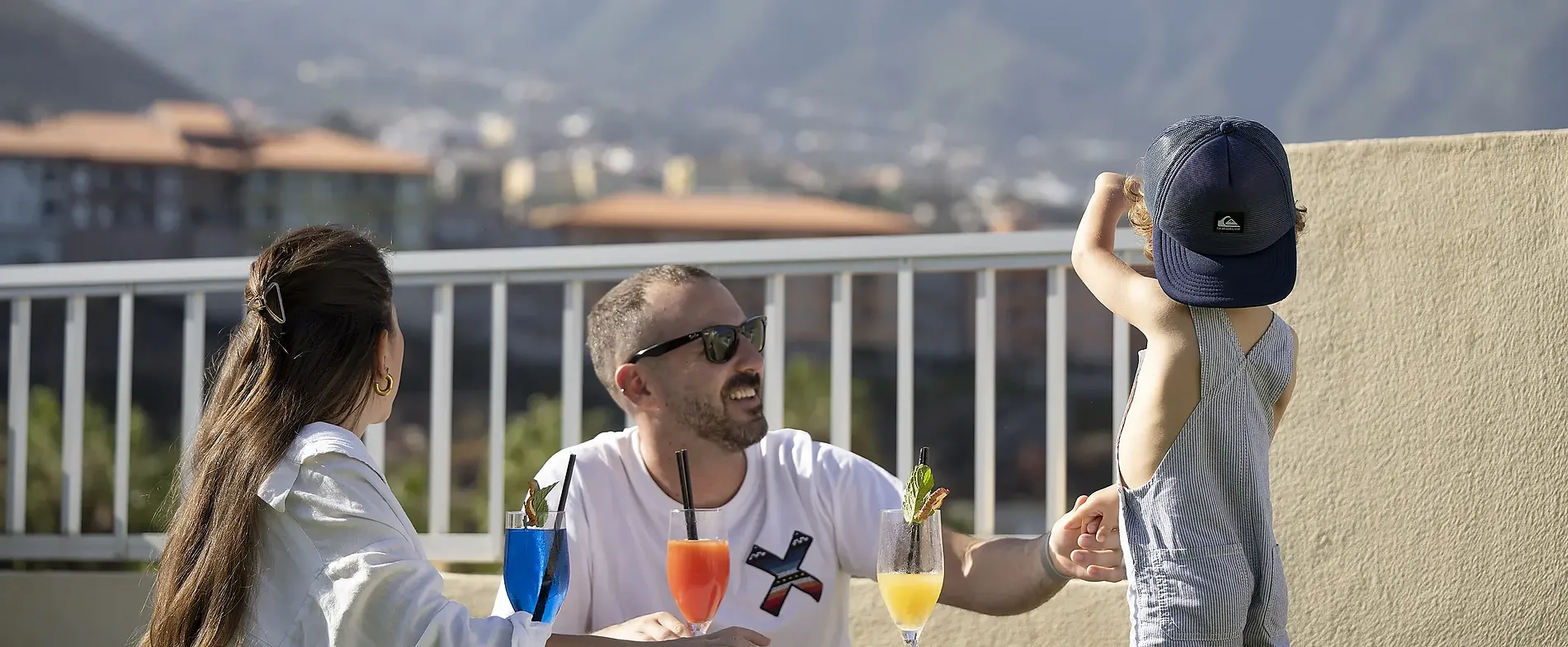 Enjoy Canary Islands Residents’ Offer | GF Hoteles. Outdoor dining with stunning ocean views.