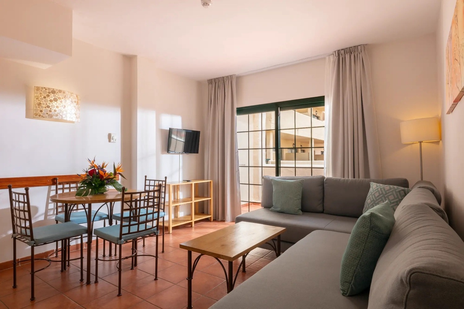 una sala de estar con un sofá y una mesa de comedor