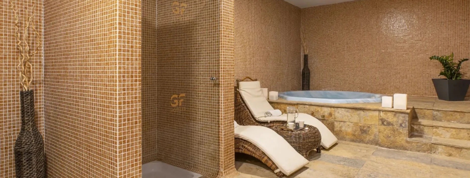 una habitación con sillas y una puerta que dice sauna