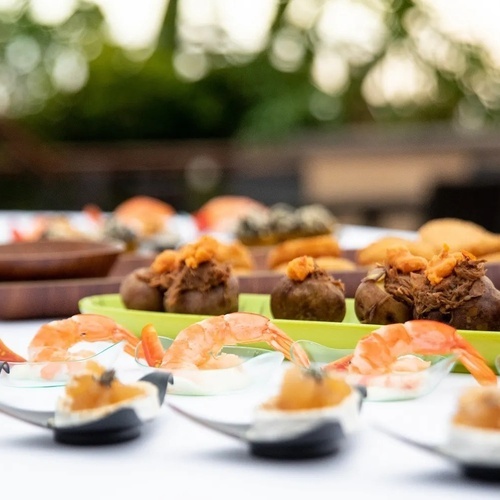 un primer plano de un plato de comida en una mesa