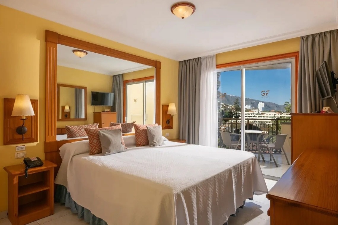 una habitación de hotel con dos camas y una televisión