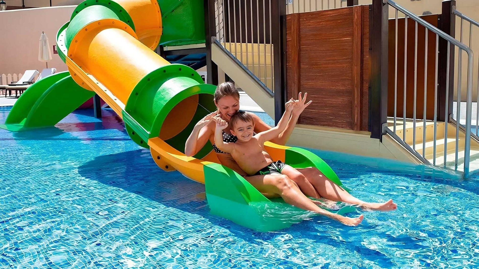Niño y madre disfrutan tobogán acuático en hotel Todo Incluído | GF Isabel