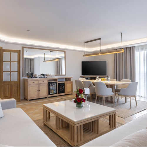 una sala de estar con una mesa de comedor y sillas