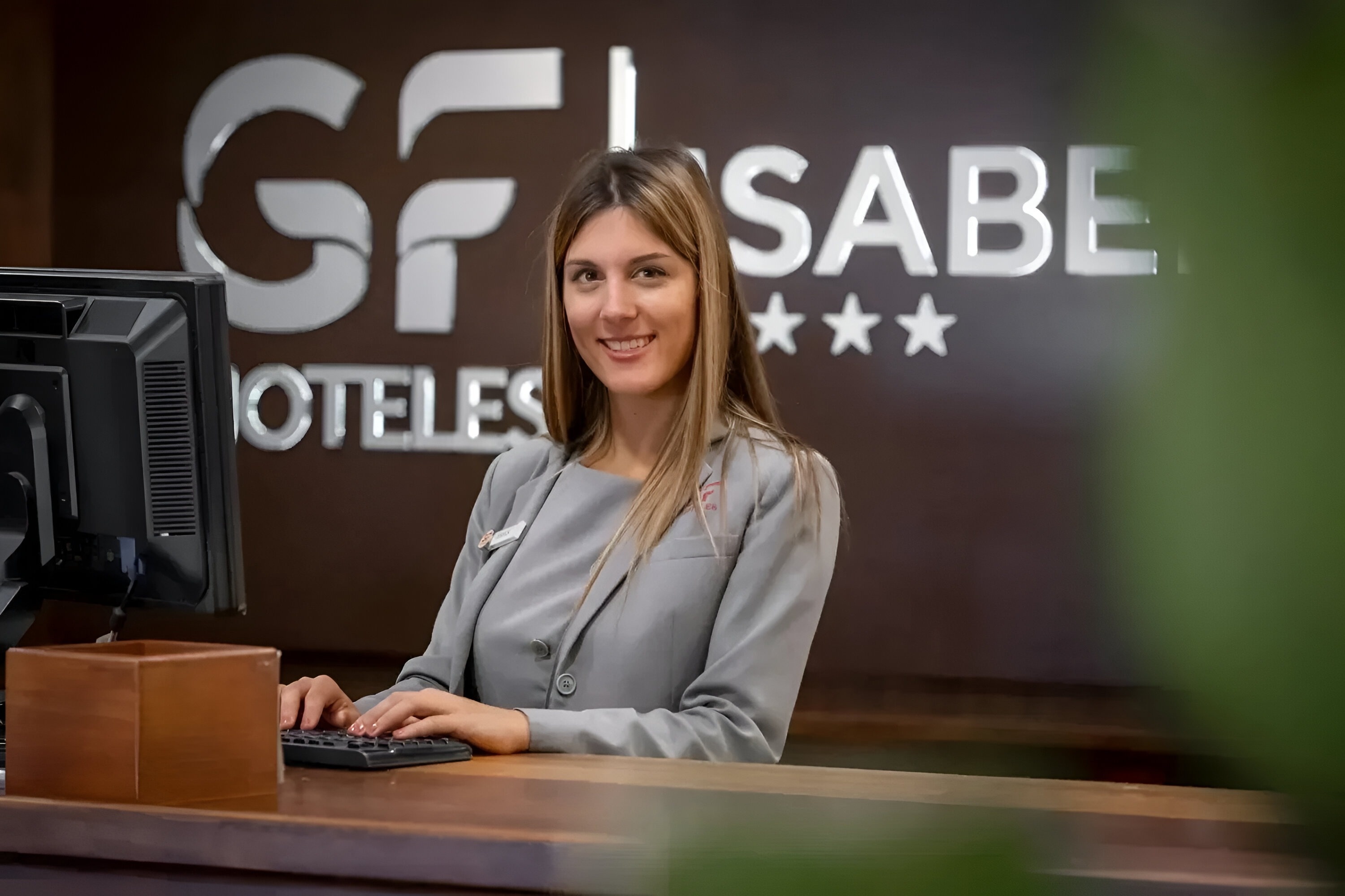 una vista aérea de una ola en el océano con la palabra begreenlife encima