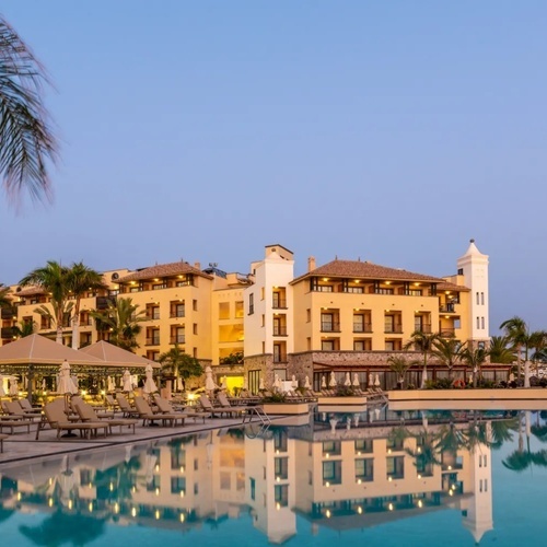 un gran edificio con una piscina al frente