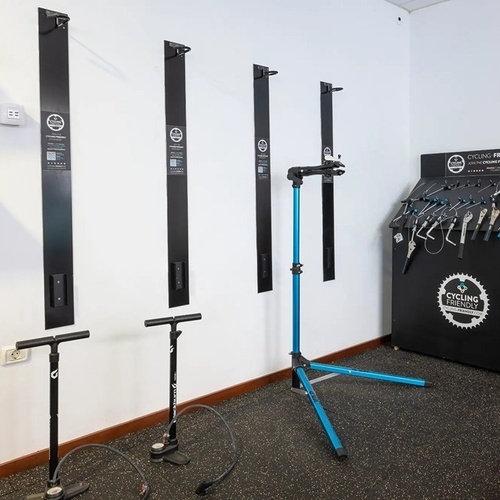 una habitación con equipos de ciclismo y un soporte de herramientas