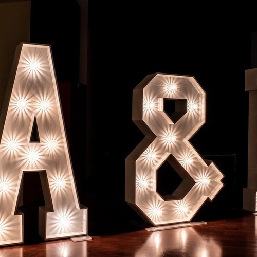 las letras a & f están iluminadas en la oscuridad