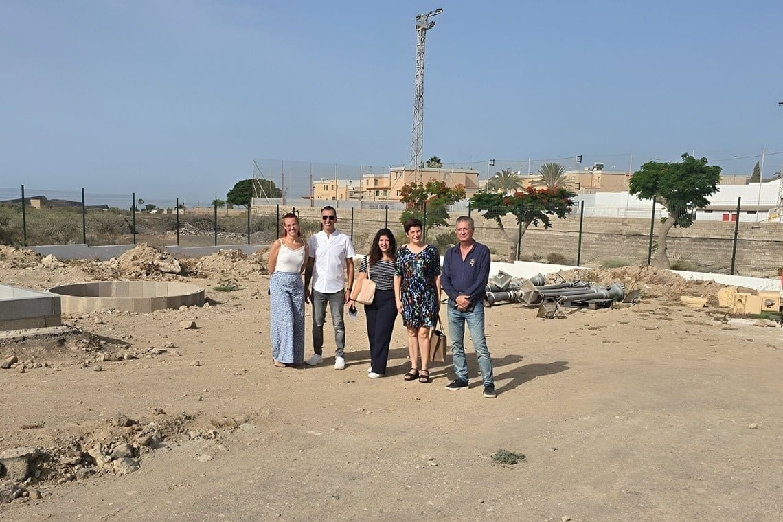 una vista aérea de una ola en el océano con la palabra begreenlife encima