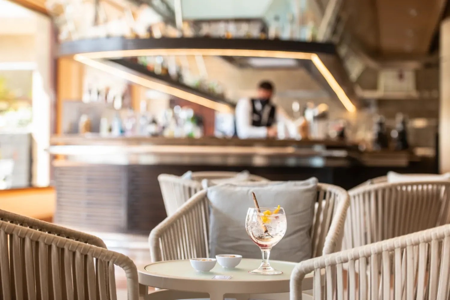 una mesa con una copa de vino y una taza de café