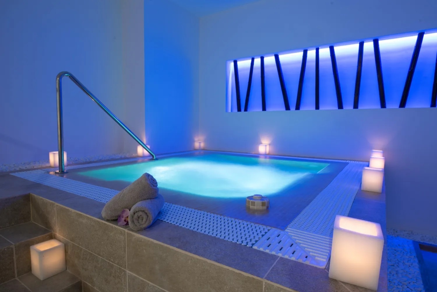 a sign on a wall says " pozo frio cold well "