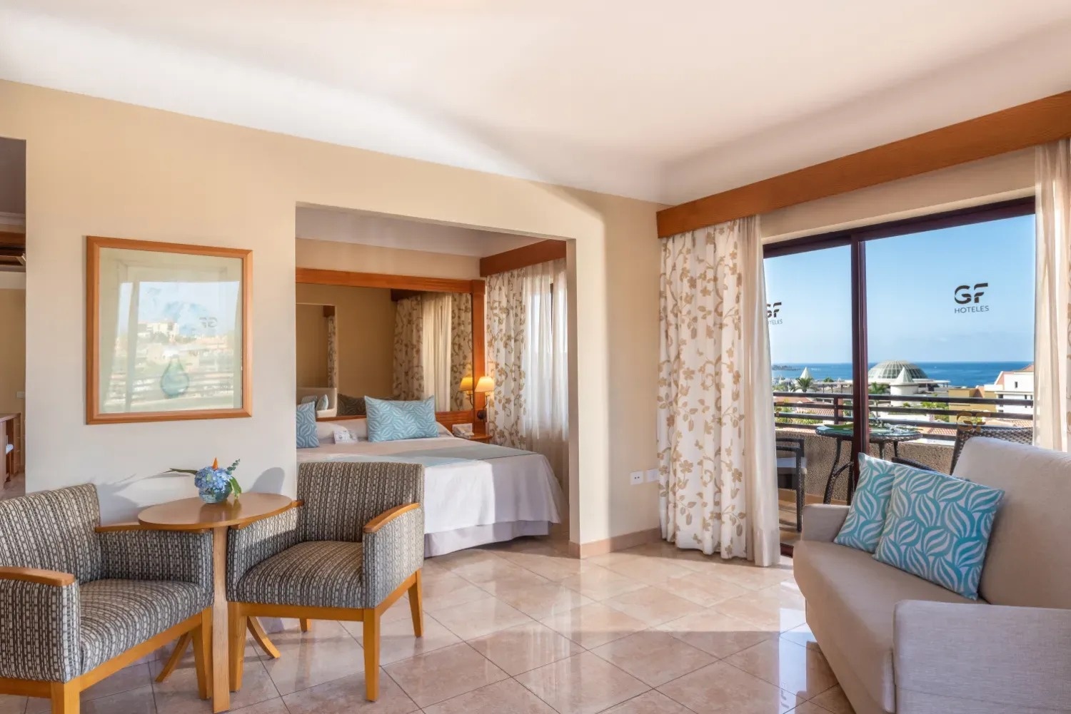 una habitación de hotel con una cama y dos sillas