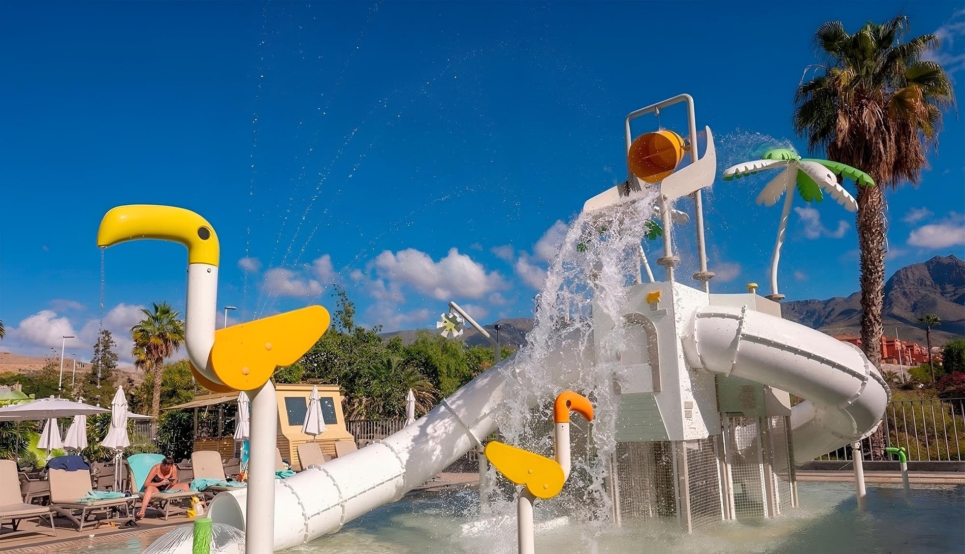 un buffet en un restaurante con platos y verduras