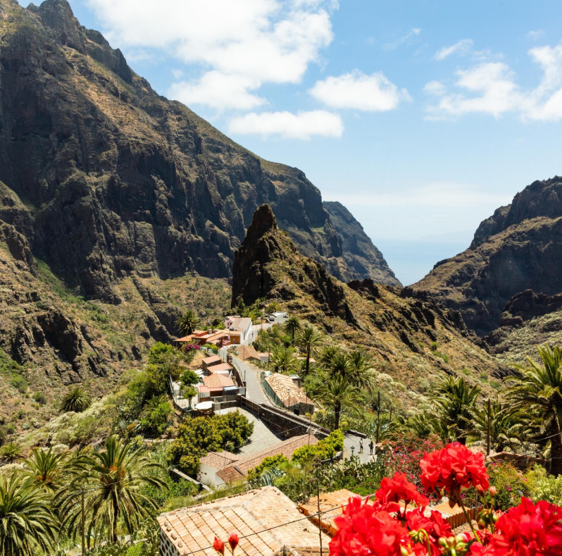 un pequeño pueblo en la ladera de una montaña