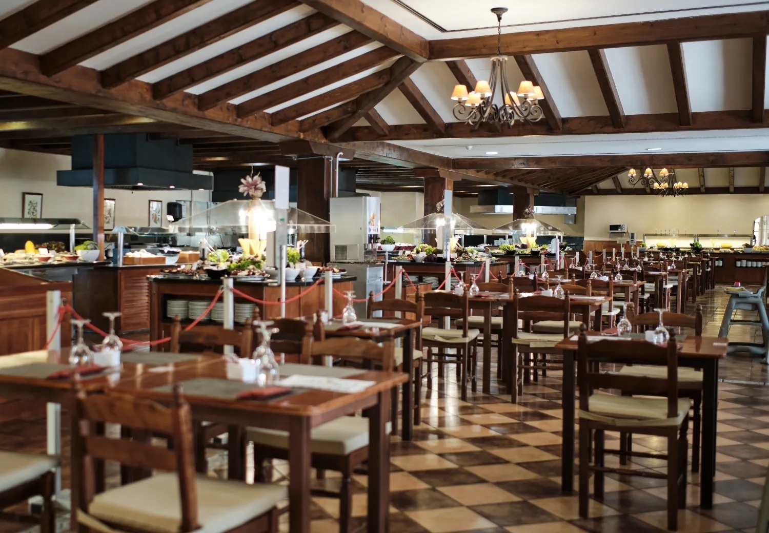 una larga fila de mesas y sillas en un restaurante