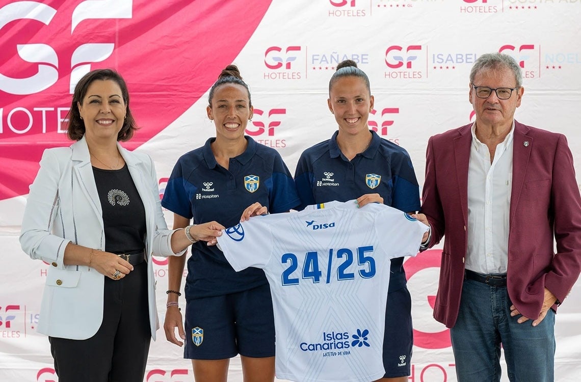 un grupo de personas sostiene cheques que dicen green stay