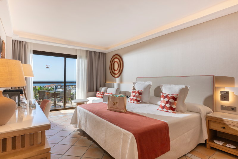 una habitación de hotel con dos camas y una televisión