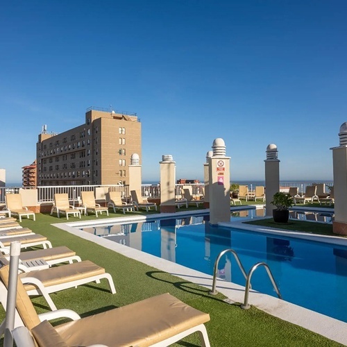 una piscina al aire libre con una señal de prohibido nadar