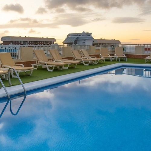 una piscina llena de sillas y una escalera