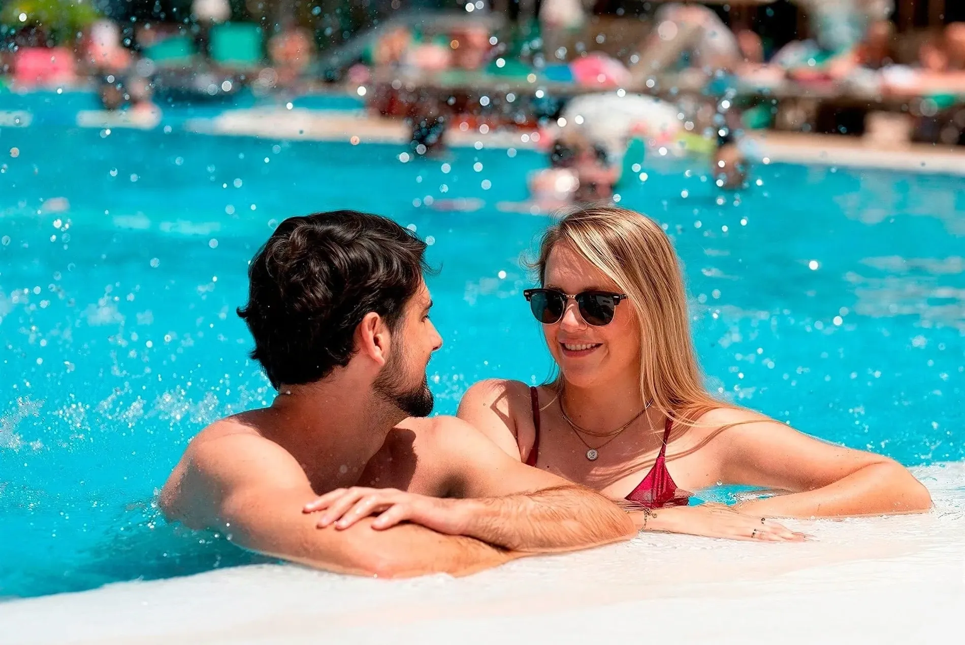 Pareja disfrutando en piscina de hotel todo incluido | GF Fañabé