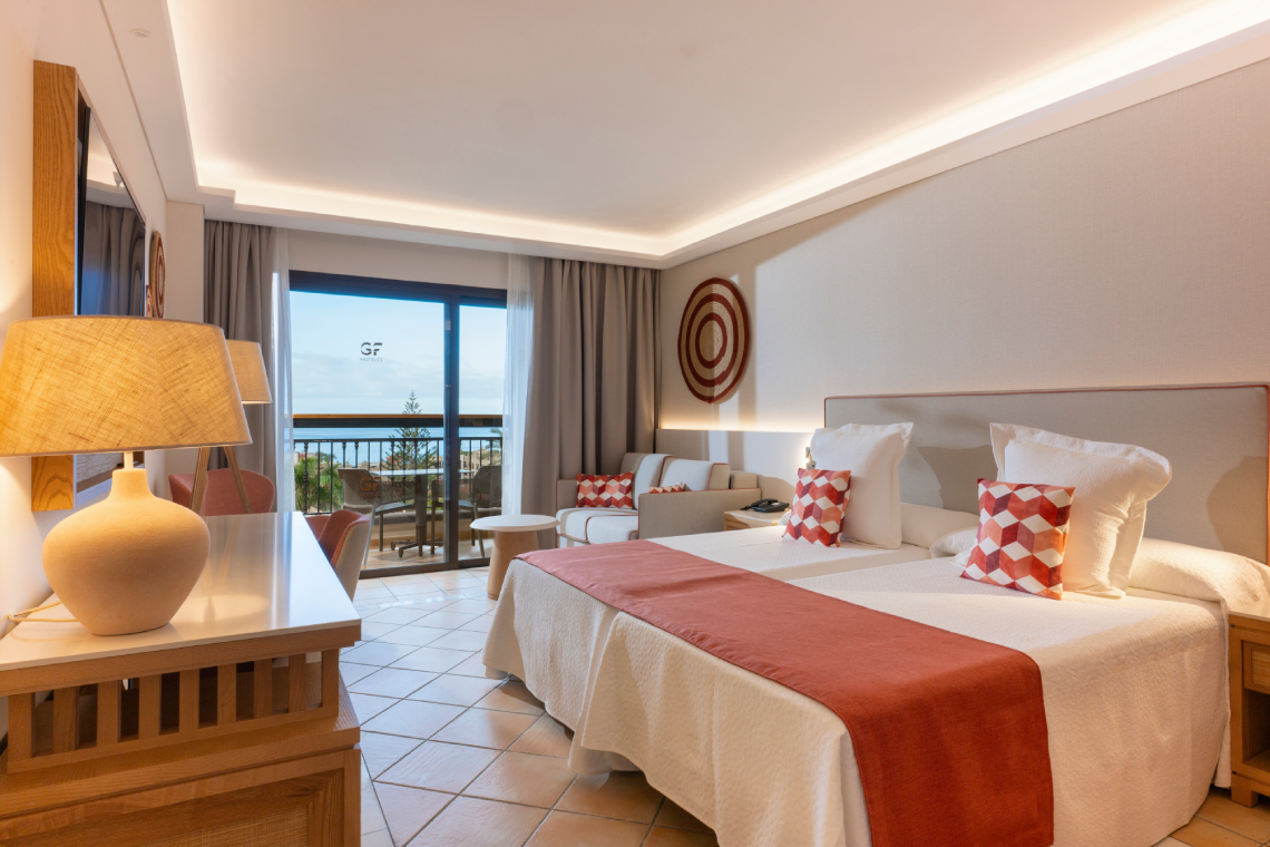 una habitación de hotel con una bañera y una cama