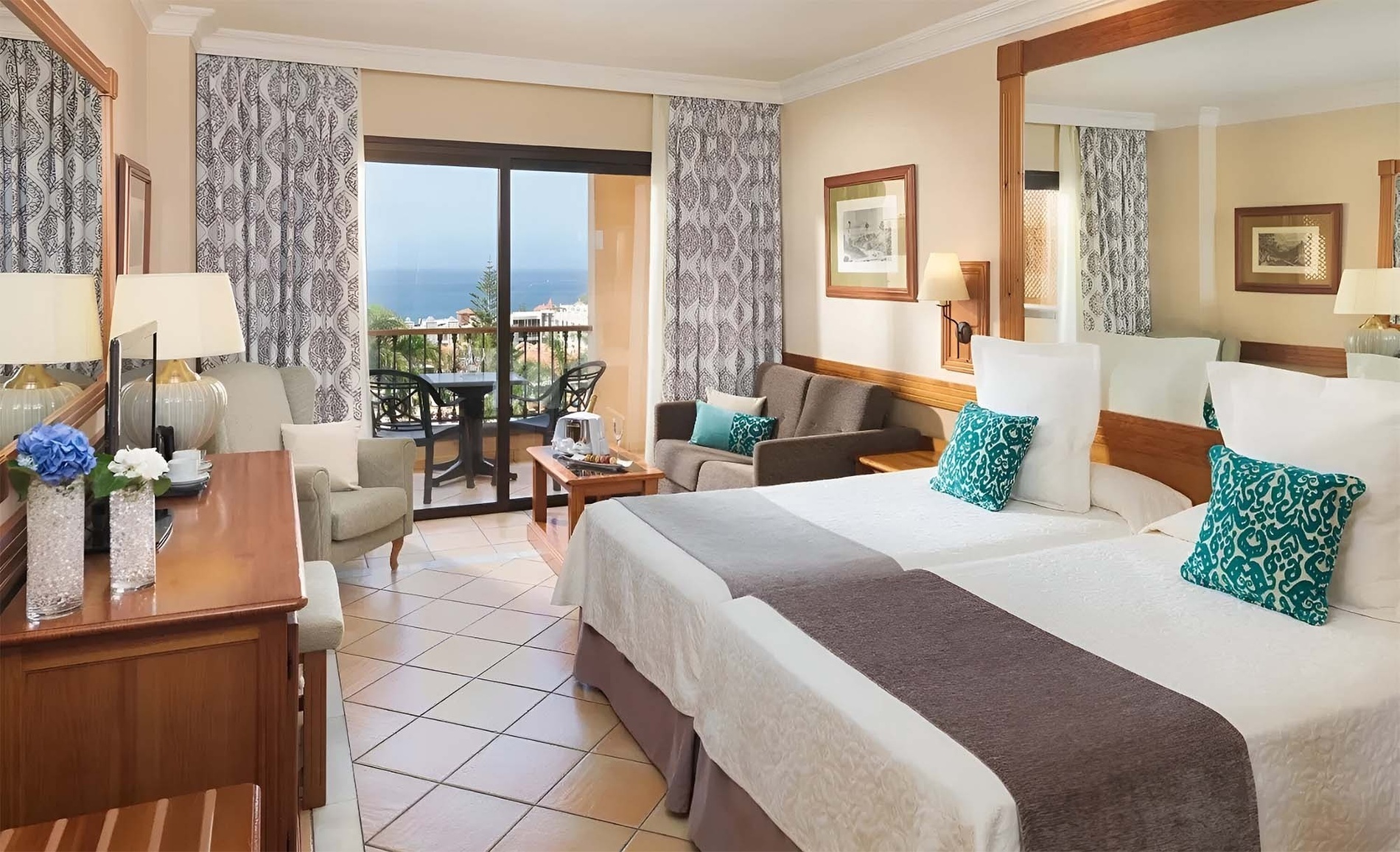 una habitación de hotel con dos camas y un sofá