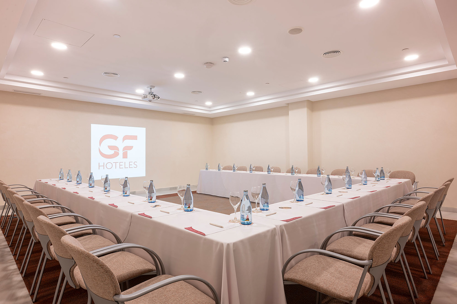 Meeting Rooms GF Gran Costa Adeje | GF Hoteles - Seating arrangement for a conference.
