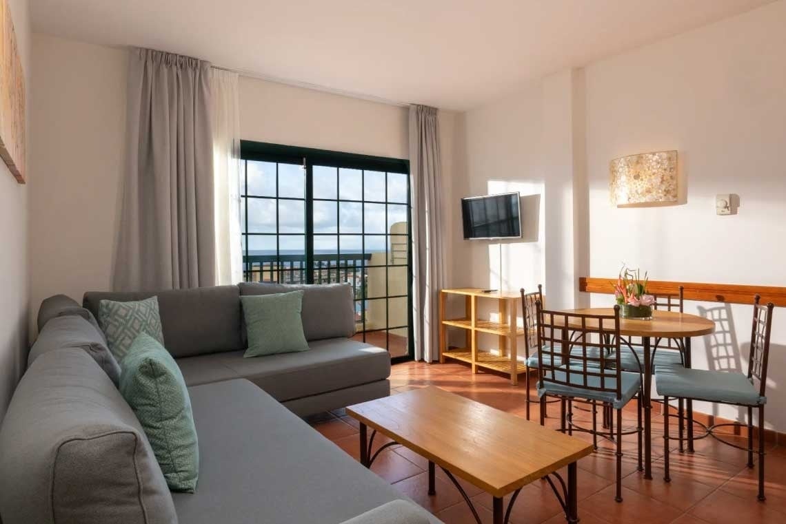 una habitación de hotel con dos camas y una televisión