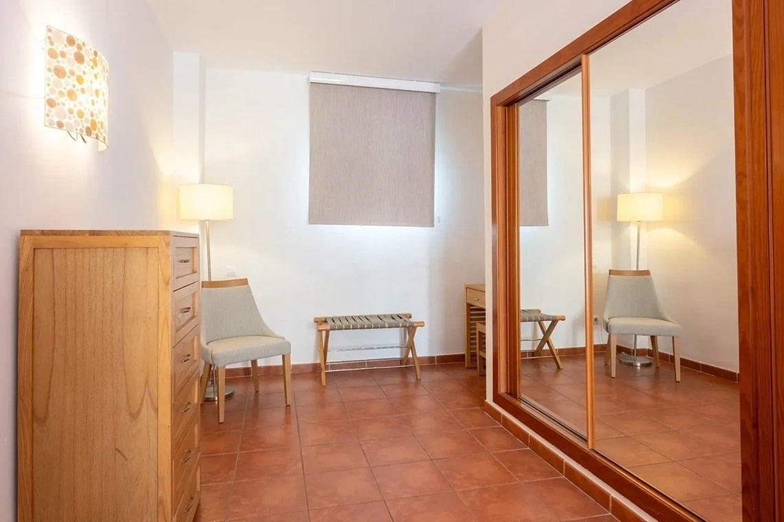 una habitación con un gran espejo y una cómoda de madera