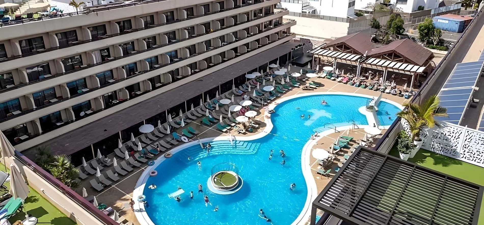 un buffet en un restaurante con platos y verduras