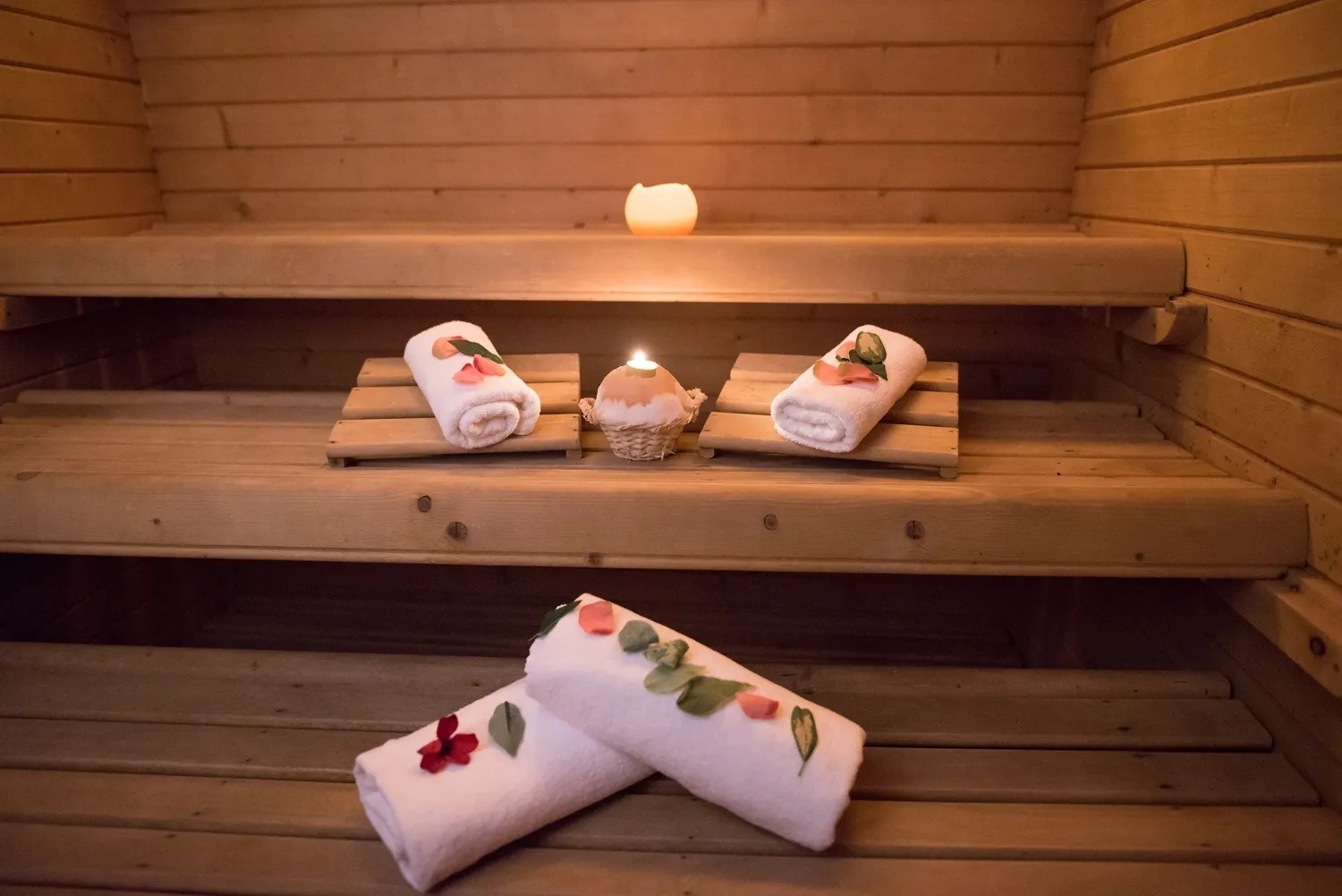 a sign on a wall says " pozo frio cold well "