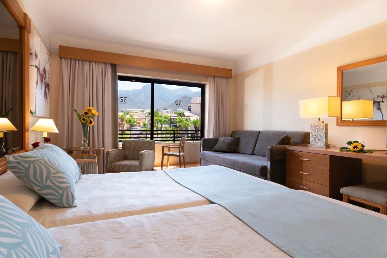 una habitación de hotel con dos camas y un sofá