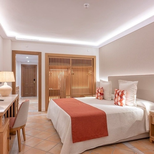 una habitación de hotel con una cama y un sofá