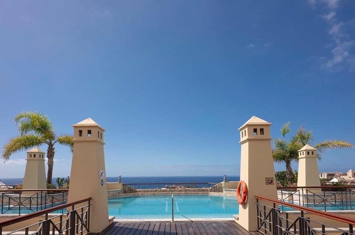una mesa con copas de vino y un espejo con la palabra ajaj en la pared